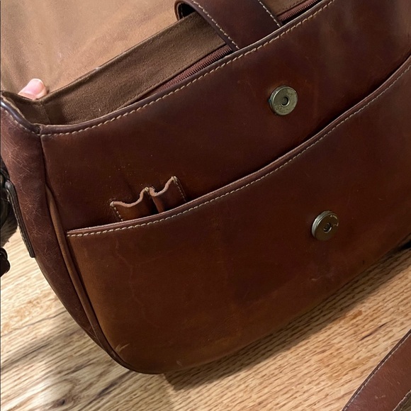 VINTAGE G.H. Bass & Co. Brown / Tan Leather & Brass Horsebit Crossbody Bag - Picture 4 of 8